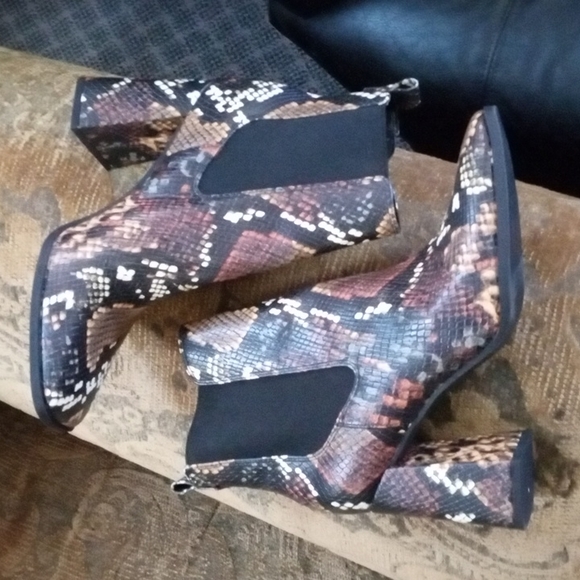 Sam Edelman Cirus Rattle Snake Skin Booties - Picture 4 of 6